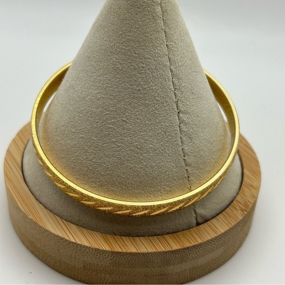 Vintage Monet Gold Tone Textured Etched Engraved Slim Bangle Size Large 8.25" - Picture 4 of 11